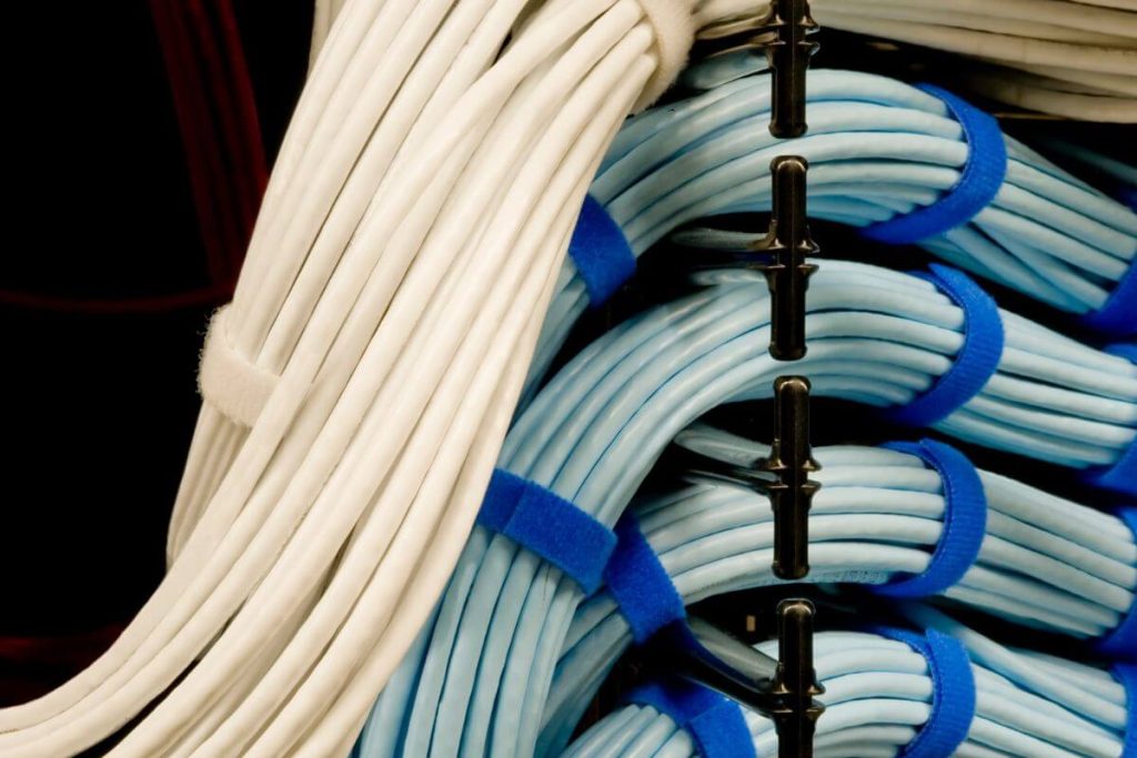 Well-managed network cable for high-density setup